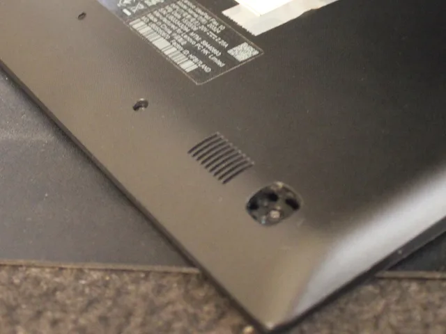 Lenovo Flex10の排熱スリット