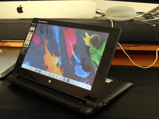 Lenovo Flex10をスタンド式に立てたところ